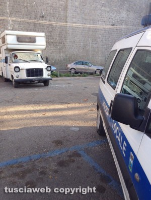 Viterbo - Portato via il camper preso a sassate