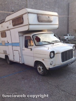Viterbo - Portato via il camper preso a sassate