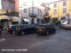 Viterbo - Parcheggio selvaggio a piazza delle Erbe