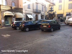 Viterbo - Parcheggio selvaggio a piazza delle Erbe