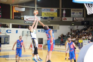Basket - Un momento della battaglia della Stella azzurra con il Fondi