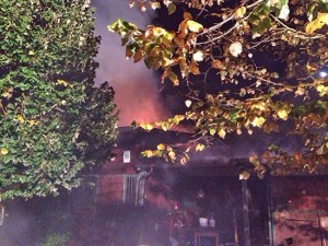 I vigili del fuoco spengono le fiamme nel fienile