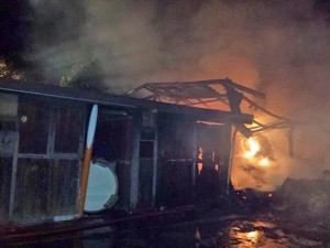 I vigili del fuoco spengono le fiamme in un fienile