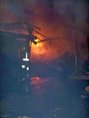 I vigili del fuoco spengono le fiamme nel fienile