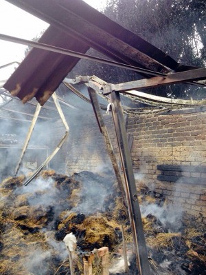 Il fienile distrutto dalle fiamme