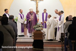 Il vescovo Romano Rossi celebra i funerali di Mattia Dusi
