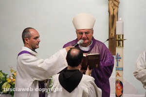 Il vescovo Romano Rossi celebra i funerali di Mattia Dusi