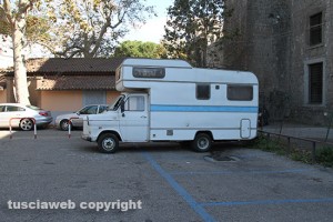 Il camper preso a sassate nei pressi di porta Fiorentina