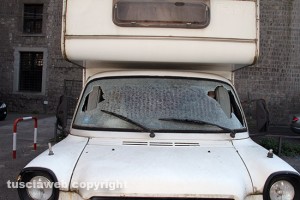 Il camper preso a sassate nei pressi di porta Fiorentina