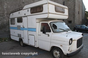 Il camper preso a sassate nei pressi di porta Fiorentina