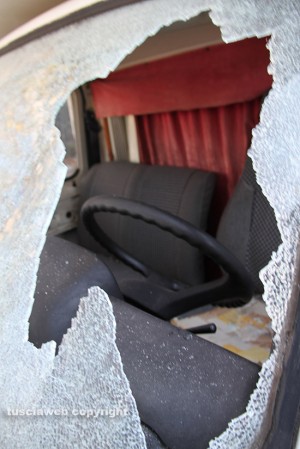 Il camper preso a sassate nei pressi di porta Fiorentina