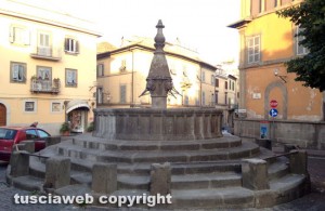 La fontana a piazza san Faustino