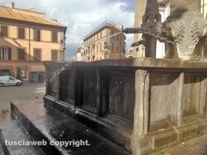 Piazza Fontana grande, il bocchettone che spara acqua