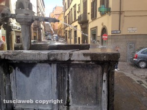 Piazza Fontana grande, il bocchettone che spara acqua