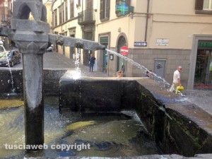 Piazza Fontana grande, il bocchettone che spara acqua