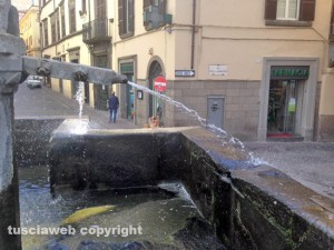 Piazza Fontana grande, il bocchettone che spara acqua