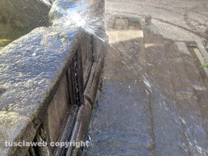 Piazza Fontana grande, il bocchettone che spara acqua