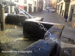 Piazza Fontana grande, il bocchettone che spara acqua
