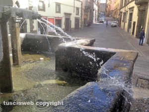 Piazza Fontana grande, il bocchettone che spara acqua