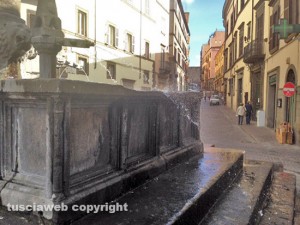 Piazza Fontana grande, il bocchettone che spara acqua