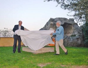 Tarquinia - Il sindaco e l'artista Capotondi scoprono la scultura 