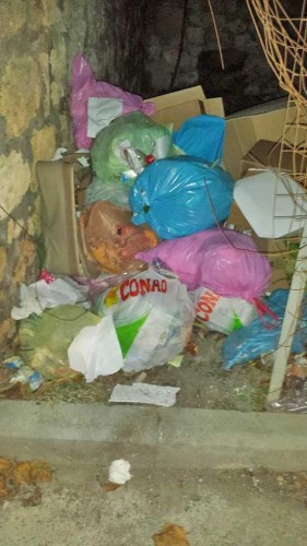 Tarquinia - L'immondizia al parcheggio di san Francesco 
