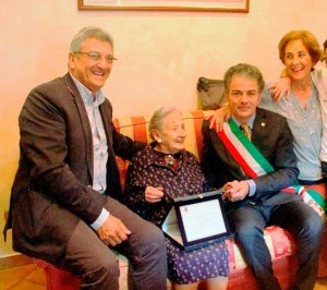 La signora Angela con l'assessore Leoni e il vicesindaco Bacciardi