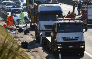 Scontro mortale sull'A1, sei morti e otto feriti 