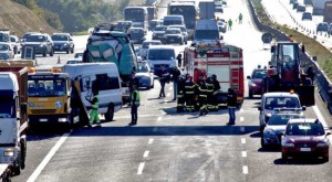 Scontro mortale sull'A1, sei morti e otto feriti