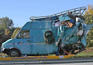 Scontro mortale sull'A1, sei morti e otto feriti 