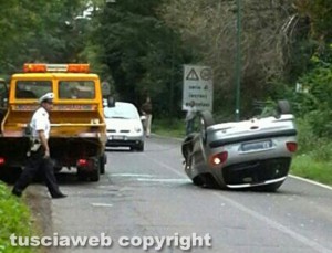 Ronciglione - Auto si ribalta in strada lago di Vico