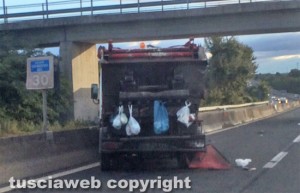 Incidente sulla Superstrada - Camion della nettezza urbana contro un'auto