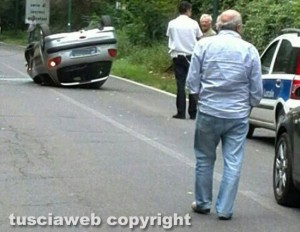 Ronciglione - Auto si ribalta in strada lago di Vico