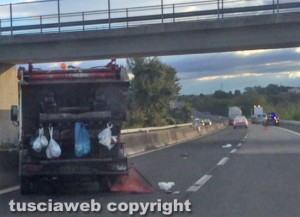 Incidente sulla Superstrada - Camion della nettezza urbana contro un'auto