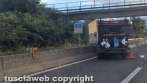 Incidente sulla Superstrada - Camion della nettezza urbana contro un'auto