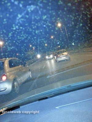L'auto contromano sul semianello a Viterbo