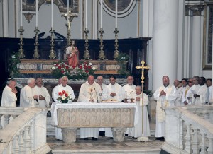 Il vescovo Il vescovo Romano Rossi con preti e diaconi