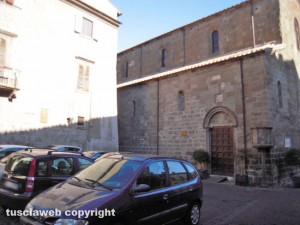 Viterbo - Le auto parcheggiate in piazza don Mario Gargiuli