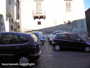 Viterbo - Le auto parcheggiate in piazza don Mario Gargiuli