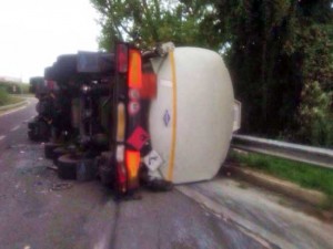 La cisterna ribaltata sulla Cassia sud