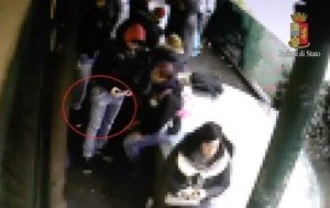 Viterbo - Spaccio al Riello - Il passaggio di droga e soldi filmato dai poliziotti