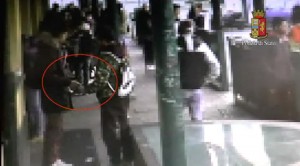 Il passaggio di involucri di droga e soldi filmato dai poliziotti