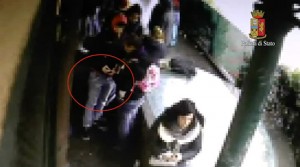 Il passaggio di involucri di droga e soldi filmato dai poliziotti