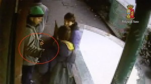Il passaggio di involucri di droga e soldi filmato dai poliziotti