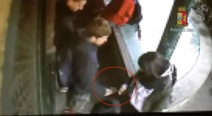 Viterbo - Spaccio al Riello - Il passaggio di droga e soldi filmato dai poliziotti