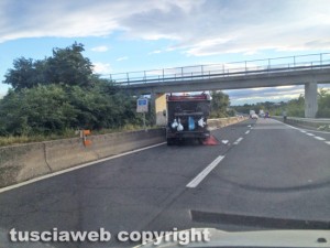 Incidente sulla Superstrada - Camion della nettezza urbana contro un'auto