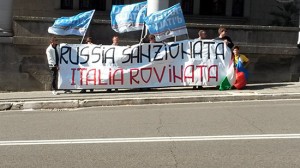 Il sit-in di Fratelli d'Italia sotto la camera di commercio
