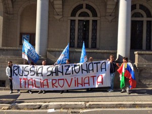 Il sit-in di Fratelli d'Italia sotto la camera di commercio