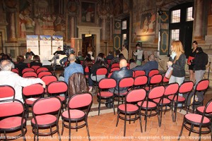 Mogol a palazzo dei Priori  in una sala semivuota