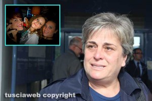 La madre di Valentina, Giuliana Zamperini; nel riquadro, le tre ragazze morte: Valentina Floriani, Alexandra Cracaileanu e Martina Saletti